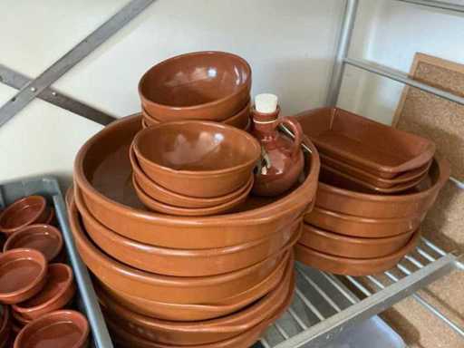 Divers bols de poterie