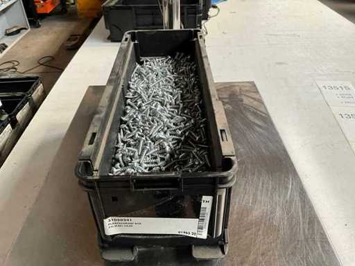 Würth 11,25 kg Schraube 5 x 20 in einen stapelbaren Behälter legen