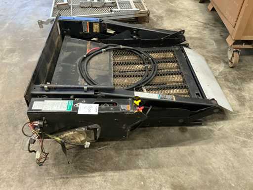 2001 Rollstuhlaufzug der Braun Corporation