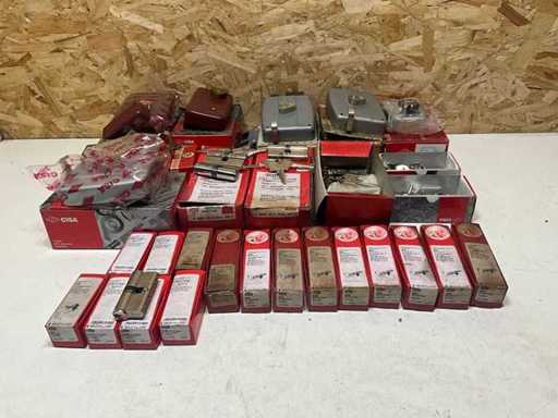 Cisa und BKS Lot verschiedene Schlösser, Zylinder und Schlüssel (47x)