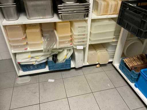 Batch of plastic containers