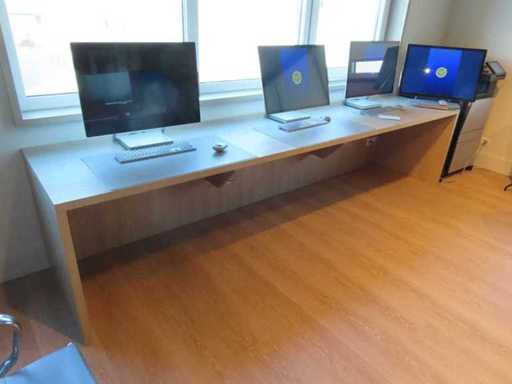 Scrivania a muro per 3 postazioni di lavoro