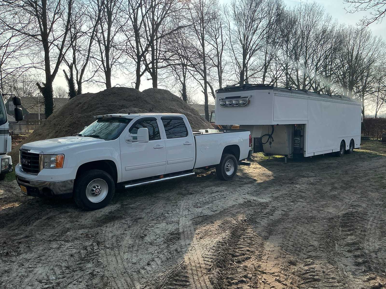 G.M.C. Pick-up truck (BE) SIERRA K 3500 Commercial vehicle with Trias Stage car