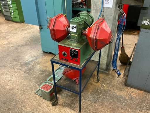 Macchina per lucidatura e sbavatura