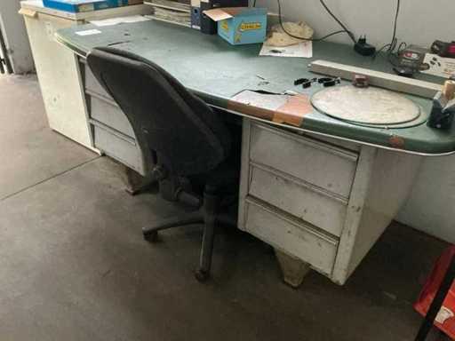 Metalen bureau