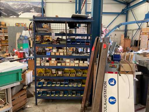 Raft pentru rafturi cu con?inut de material de montare