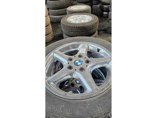 Pneus de voiture avec jantes en aluminium 12x4