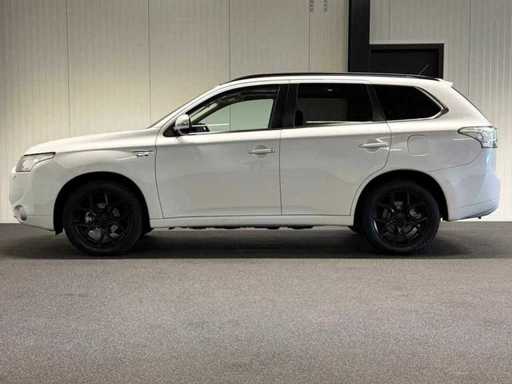 Mitsubishi - Outlander - 2.0 PHEV Instyle 2013 1-SNS-88 iaw