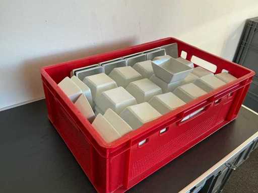 Des bols en pierre. (100x)