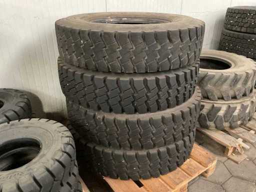 Trupa de Anul Bun (4x)