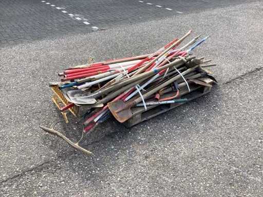 Viele Shallon-Stäbe und Gartengeräte