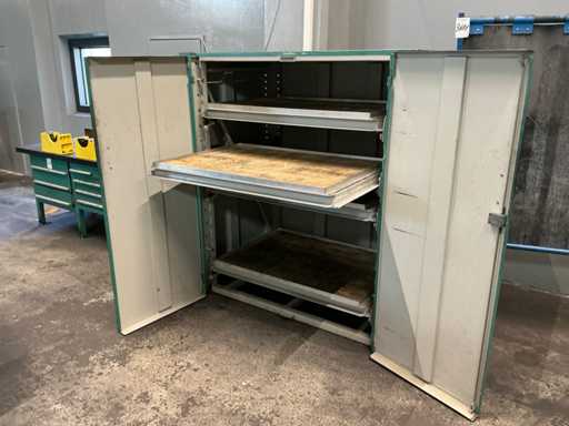 Solid workshop cabinet with drawers