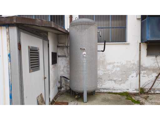   Vertical compressed air tank