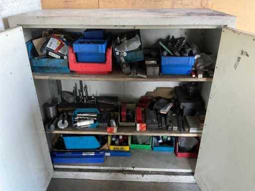 Machine toebehoren in kast