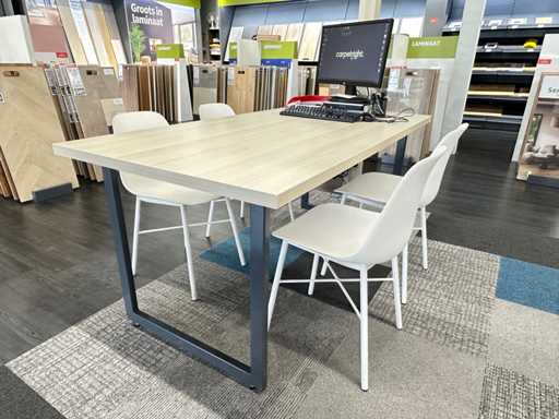 Vergadertafel met 4 Crassevig stoelen