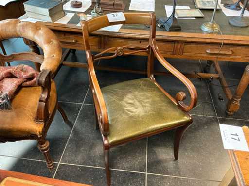 Engelse stoel met lederen zitting