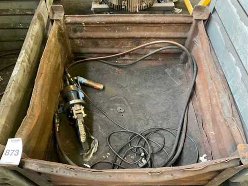 Rozrzutnik w stalowym pojemniku