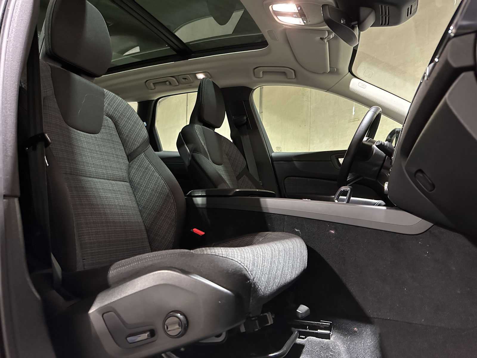 Volvo XC60 2.0 T6 Plug-in hybrid AWD Core Bright 253pk 2027 (Origineel-NL+1e eigenaar), S-190-RP