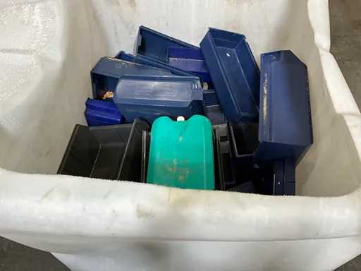 Stapelbakken met container