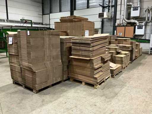 Pallets met kartonnen dozen (17x)