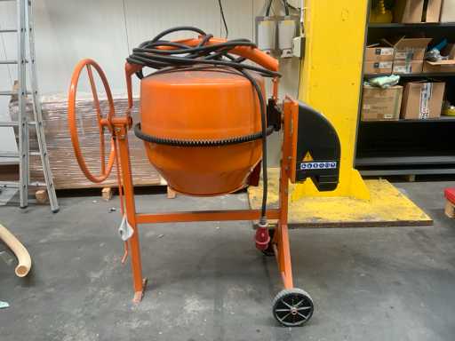 2015 C13 BX134 bétonnière