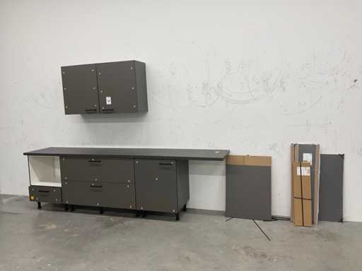 Rechtopgestelde showroomkeuken