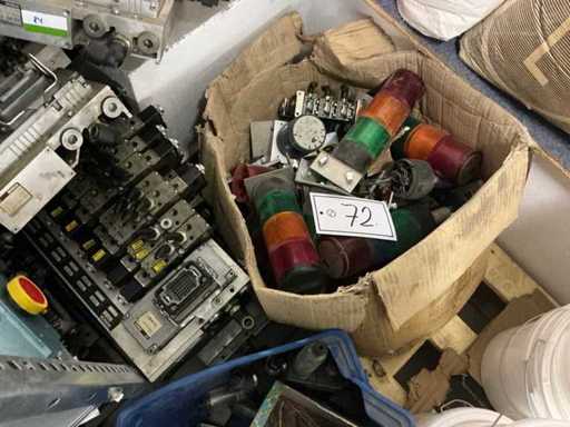 Vari dispositivi elettrici/pneumatici/pezzi di ricambio