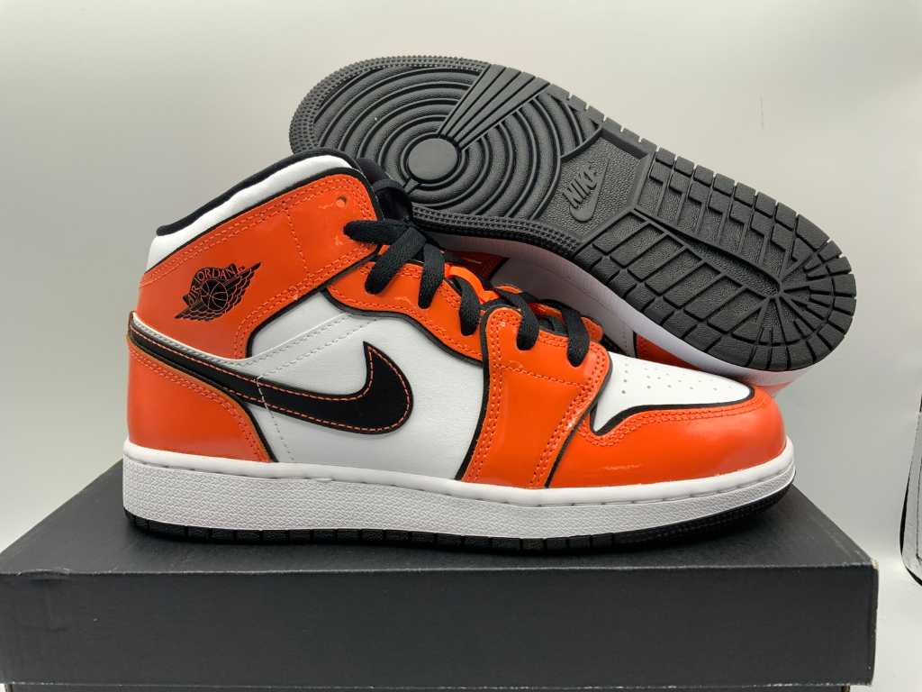 Nike Air Jordan 1 Mid SE Turf Orange/Noir-Blanc Baskets 38.5