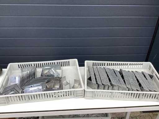 Teilbalken und Eckstützen Geliefert in 2 Kisten Montagematerial