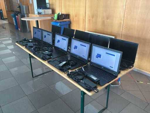 Fujitsu-Siemens - 2019 - LIFEBOOK E558 - Pak 2 van 10 laptops met accessoires