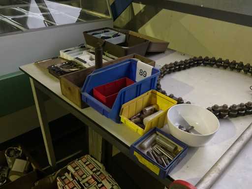 Diverses pièces de machine