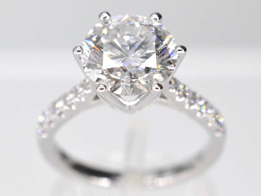 Witgouden ring met een diamant van 2.00 carate