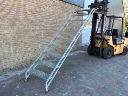 Scară poligonală din oțel 2,57x2,0M (4x)