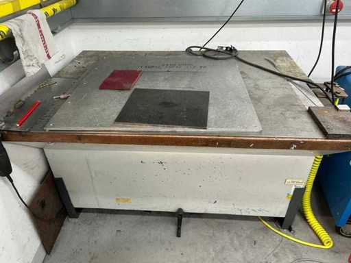 2007 UFPR 2000/1000 Absaugtisch