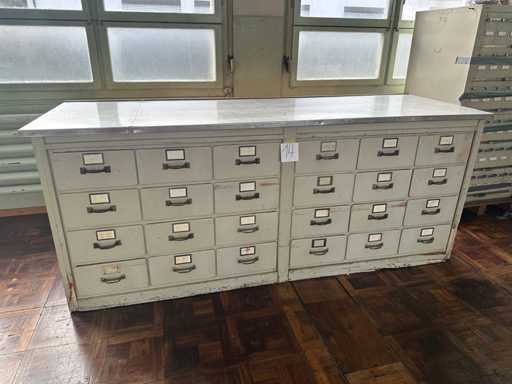 Kast met metalen bovenkant