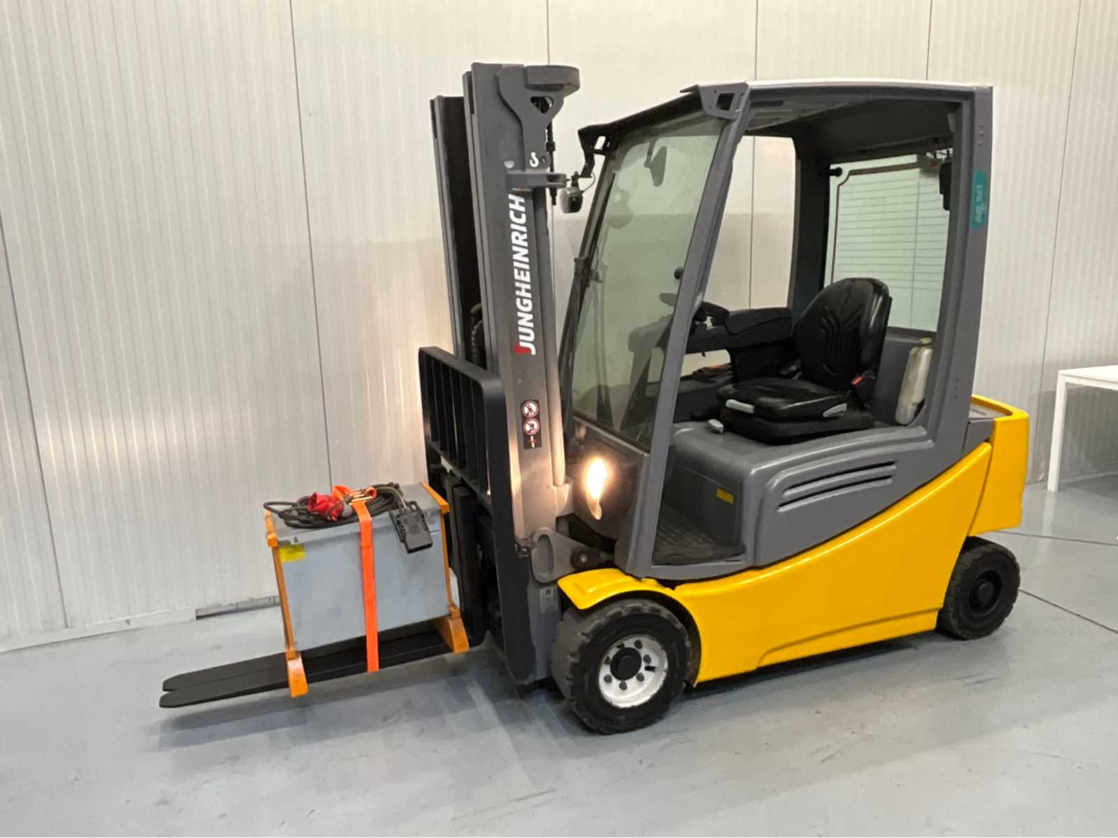 Jungheinrich EFG320 – wózek widłowy typu triplex – z przesuwem bocznym – z podnoszeniem swobodnym – 4573 godziny pracy – rok produkcji 2019 – ładowarka akumulatorów
