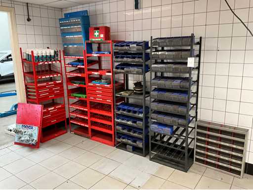 Verschiedene Greiferregale mit Inhalt