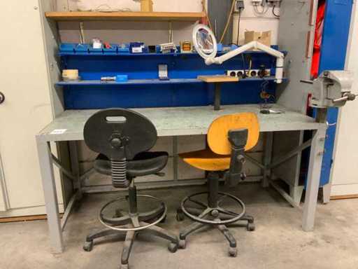 Bancă de lucru cu scaune de lucru