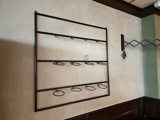 Metallregal mit Ringen für Gläser