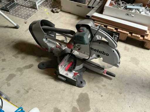 Scie à onglets Metabo KGS315 Plus.