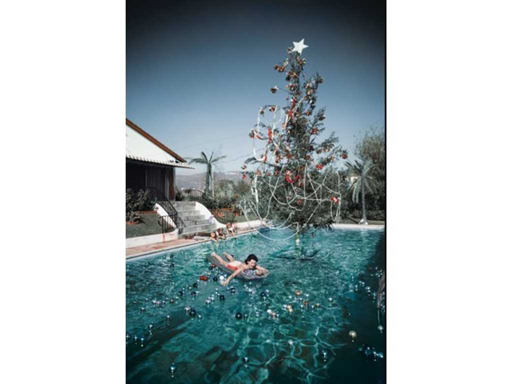 Slim Aarons (1916-2006) - Christmas Swim