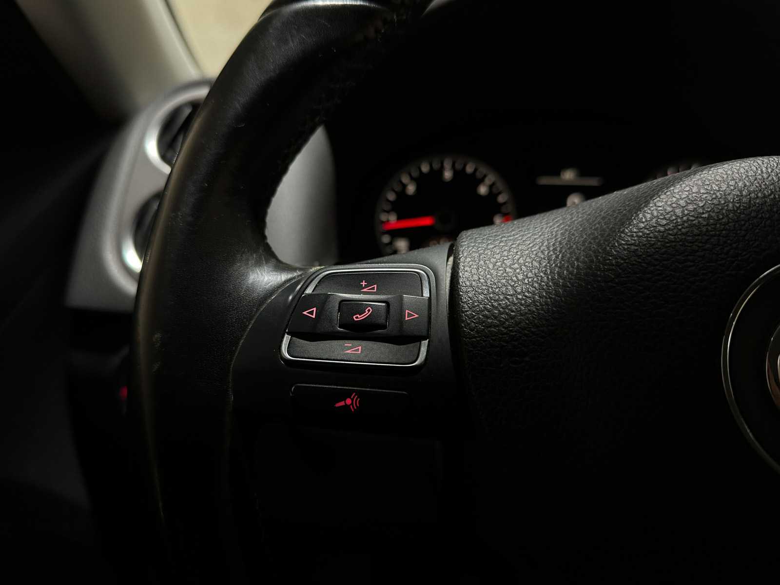 Volkswagen Tiguan 2.0 TDI Sport&&Style 4Motion 140pk 2011 (Origineel-NL), 74-PNH-9