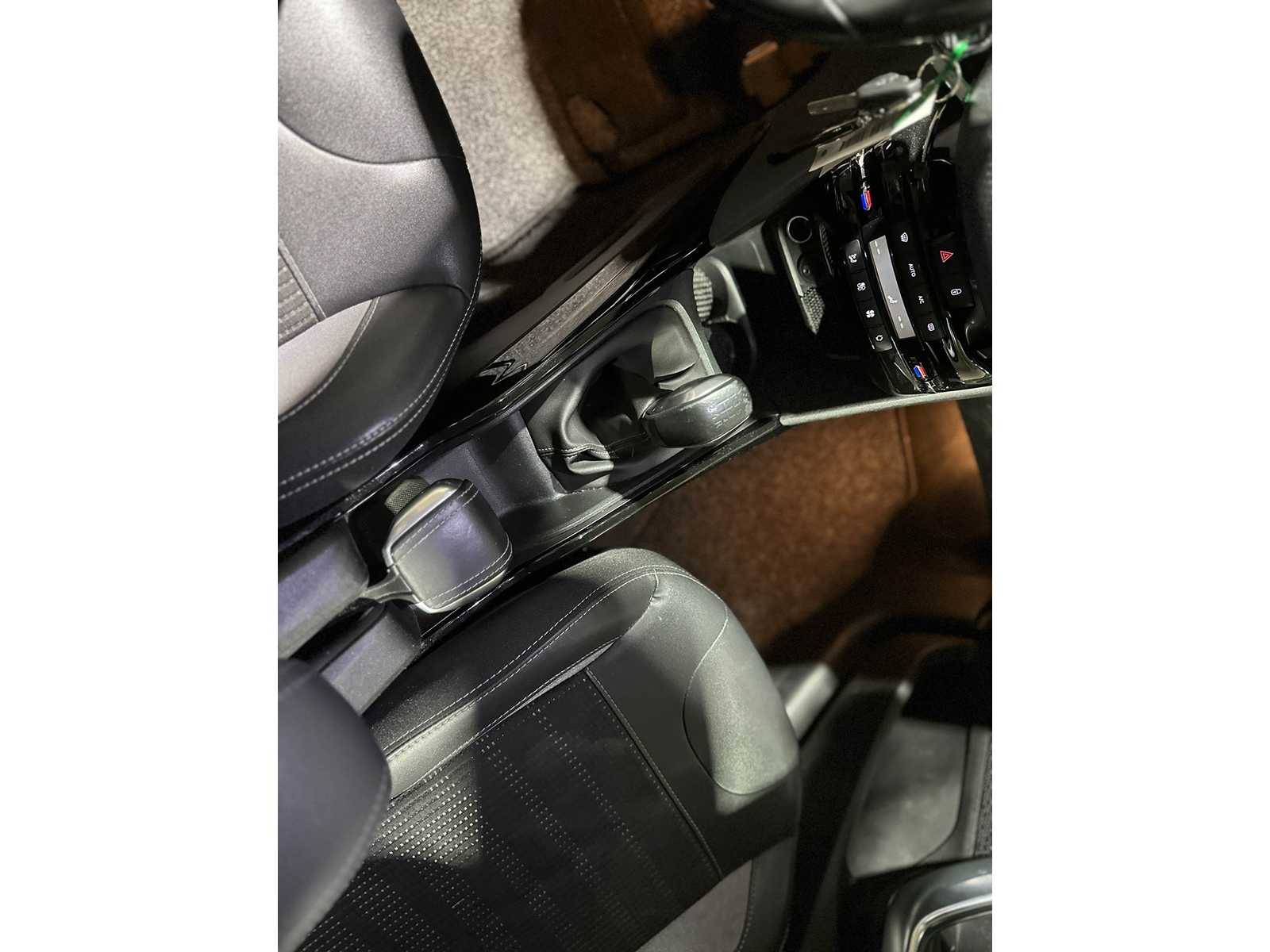 Peugeot 2008 1.2 PureTech Allure 110pk 2018 (Origineel-NL), RL-527-Z