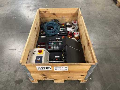 Partia przemysłowych paneli sterowania i oświetlenia sygnałowego (44KG)