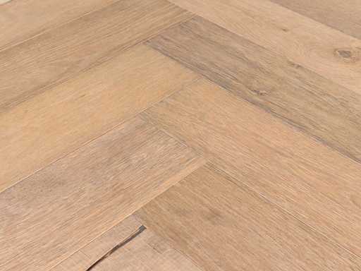 84 m2 in parquet in quercia a spina di pesce - 700 x 140 x 15 mm