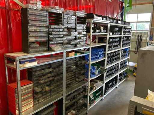 Grote werkplaatsplank met een uitgebreid assortiment schroeven