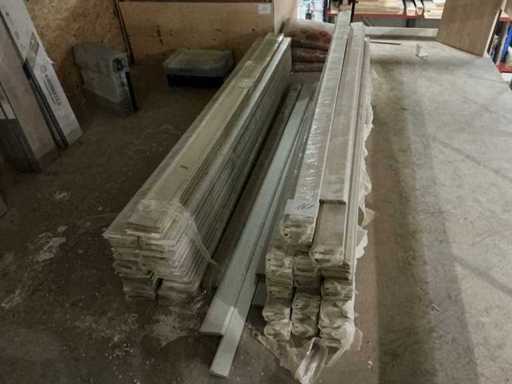 Partij houten plinten