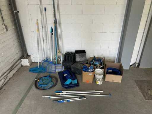 Diverse zwembad accessoires - winterdrijvers, zeilen, koppelstukken, slangen, borstels, stelen, etc.