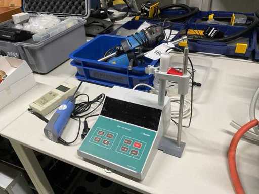 Batch of laboratory equipment