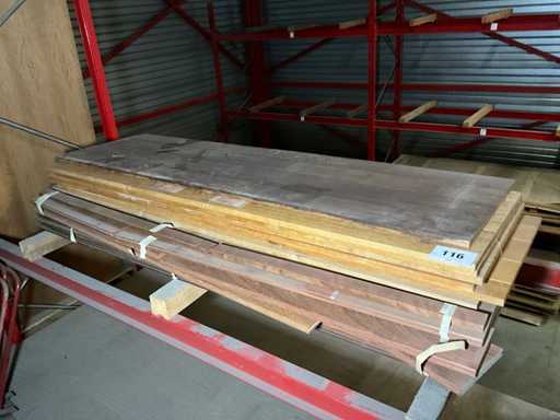 Divers panneaux de sol du château